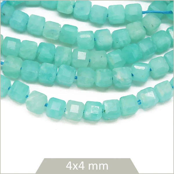 Env. 90 perles cubes facettées en Amazonite transparent, 4x4 mm env.