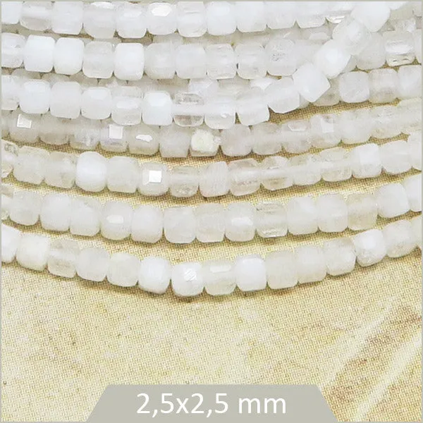 Env. 160 perles cubes facettées en Pierre de Lune, 2,5x2,5 mm