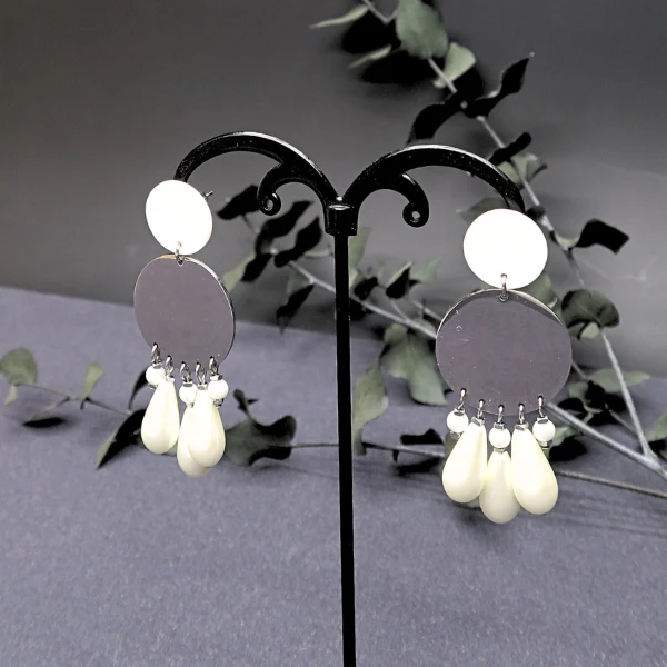 Env. 25 perles de verre gouttes nacrées blanc