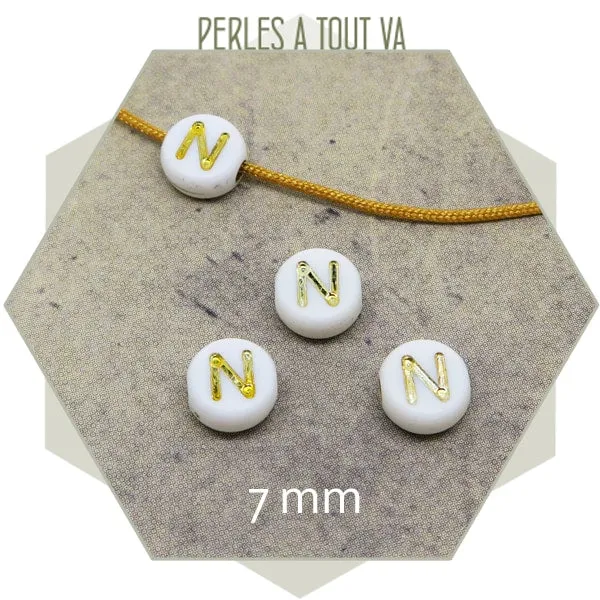 7g de perles lettre N, blanches et or (50 perles env.)
