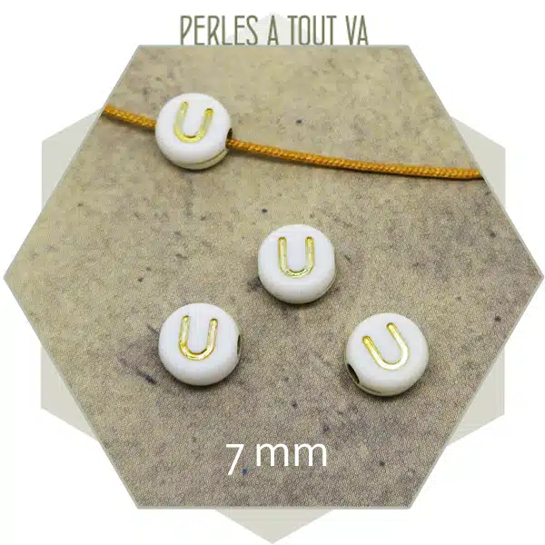 7g de perles lettre U, blanches et or (50 perles env.)