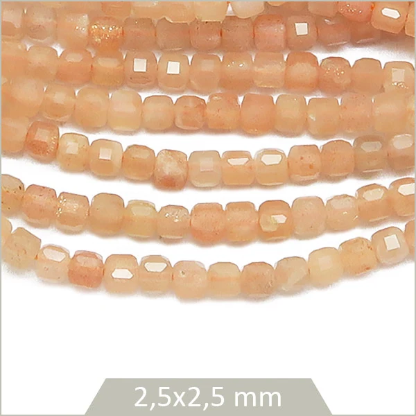 Env. 160 perles cubes facettées en Pierre de Soleil, 2,5x2,5 mm