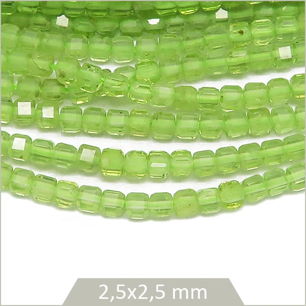 Env. 160 perles cubes facettées en Péridot, 2,5x2,5 mm