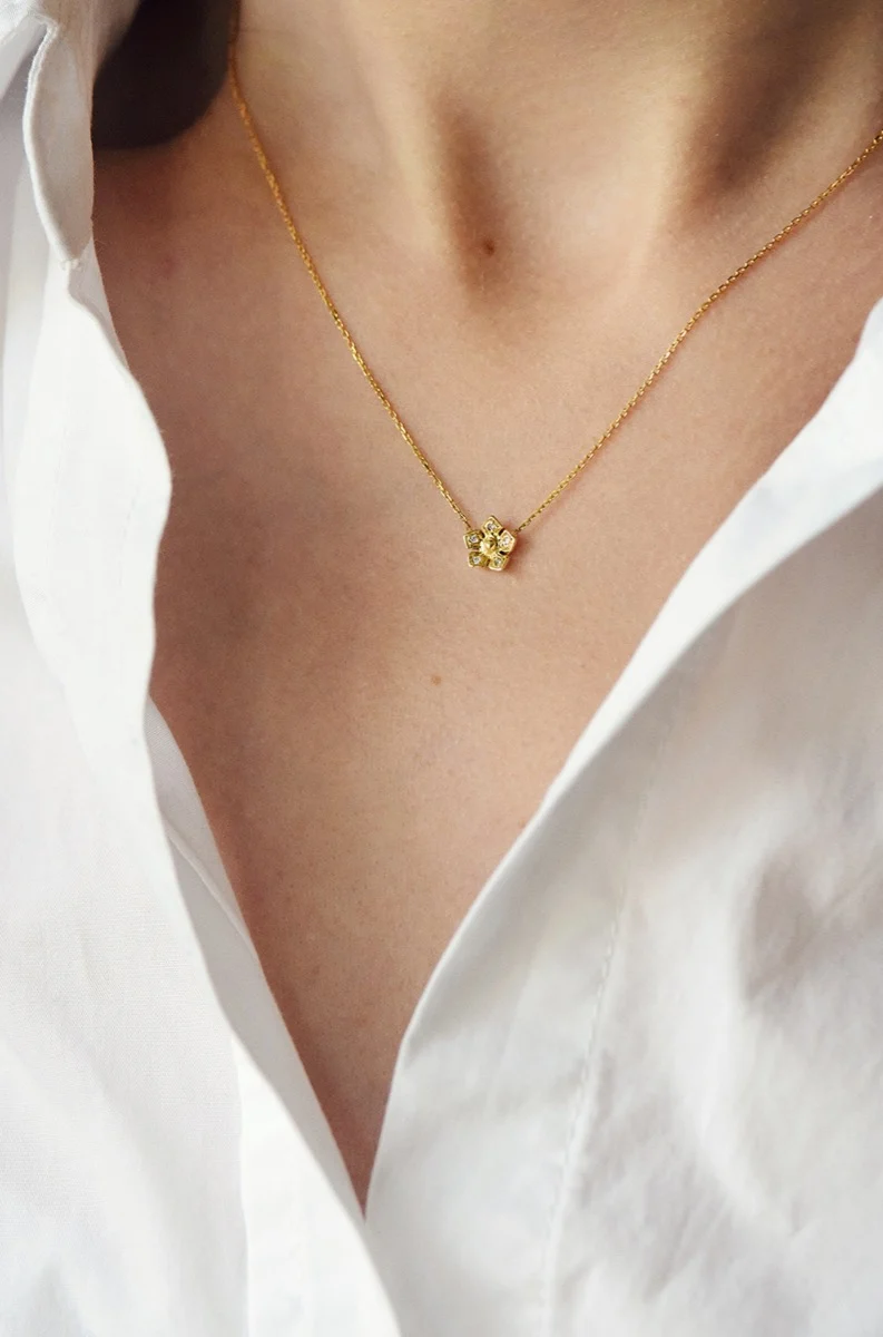 COLLIER NINA