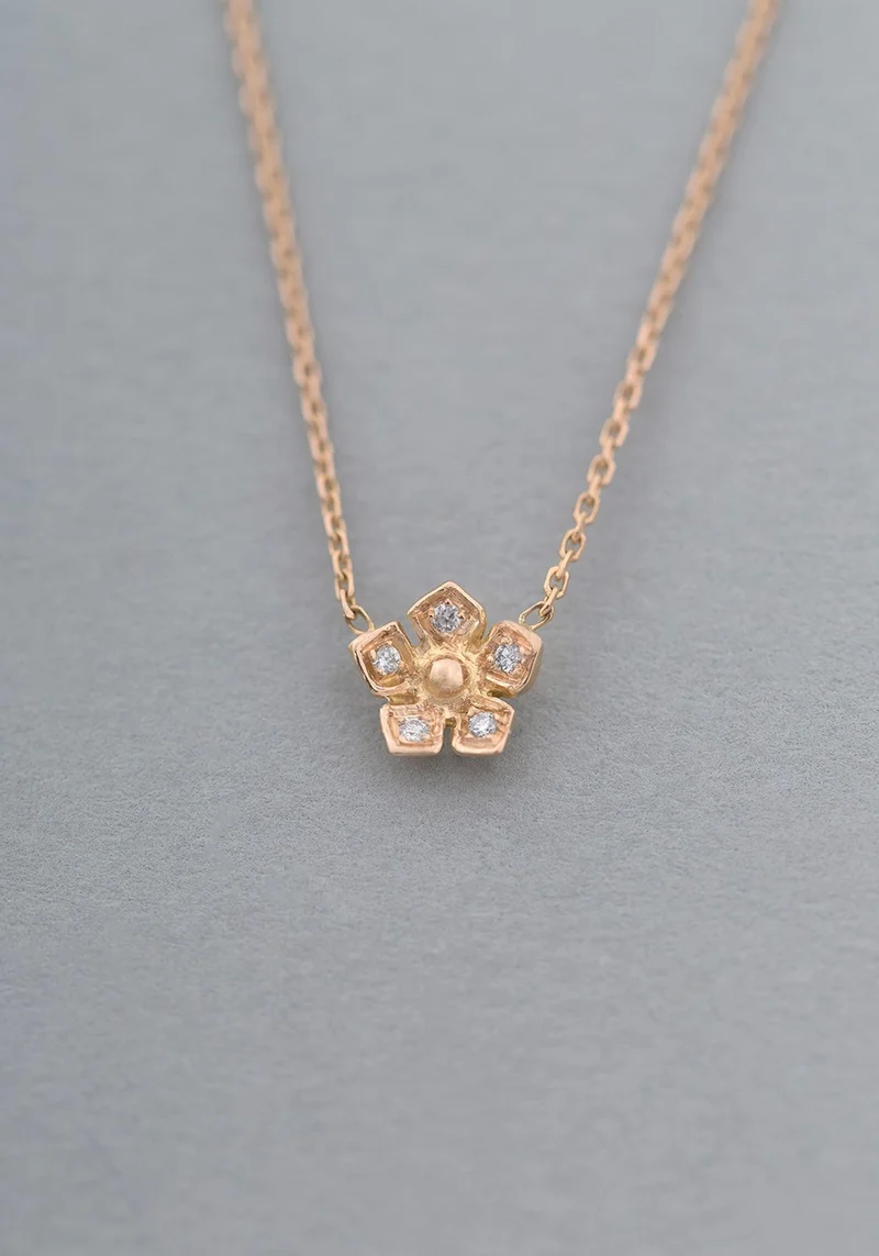 COLLIER NINA