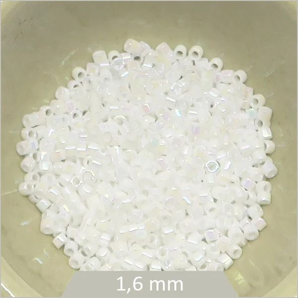 5 g de perles Miyuki Delica 11/0, DB0202 blanc irisé