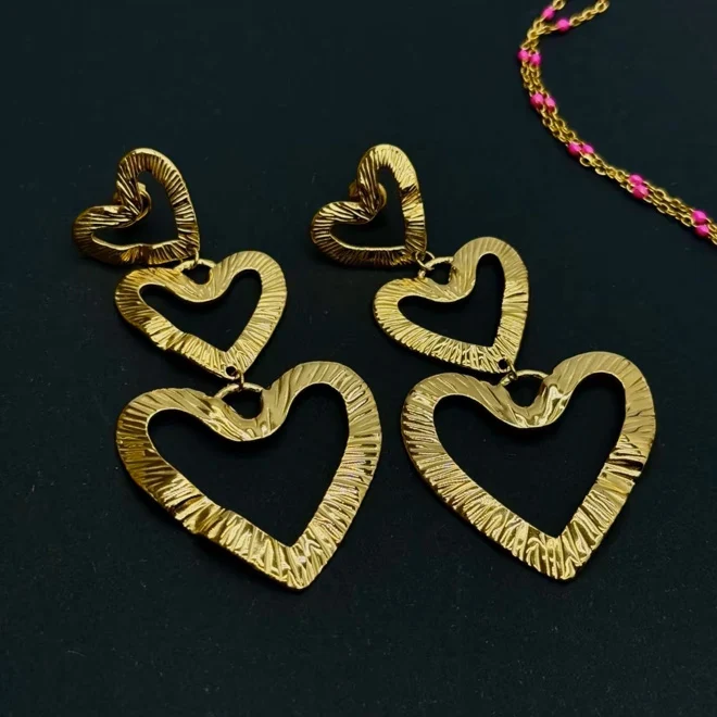 1 paire de boucles d'oreilles trio de coeurs en acier inoxydable doré