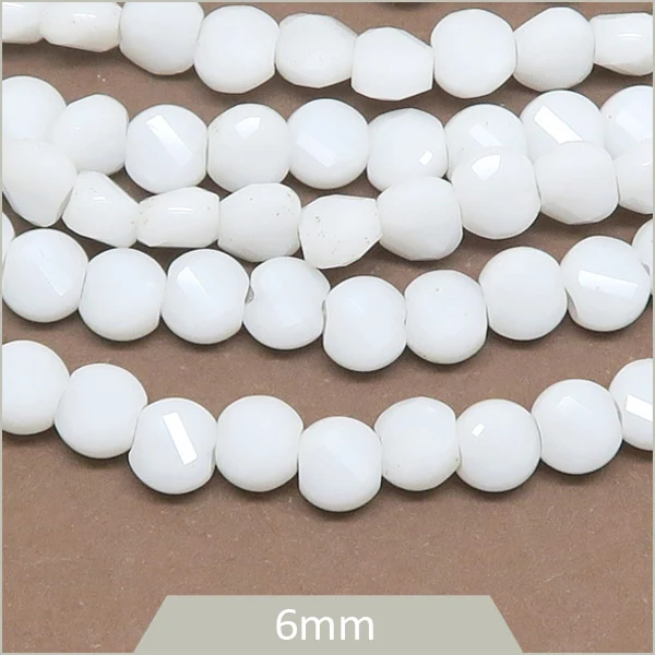 Env. 95 perles de verre rondes plates à facettes blanches