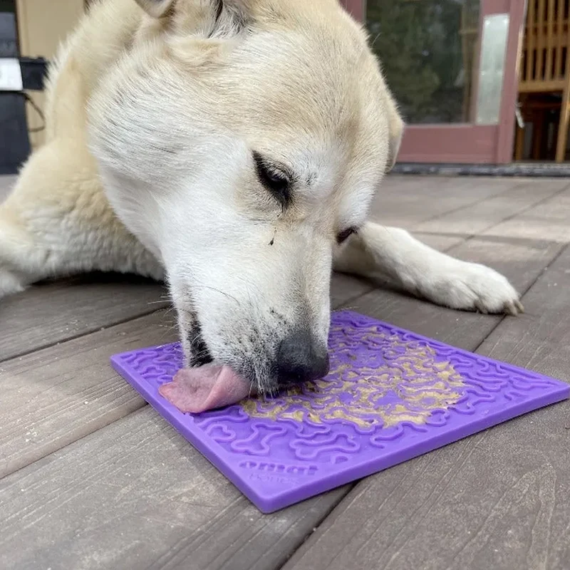 Tapis de léchage Os – eMat pour chien – Sodapup®