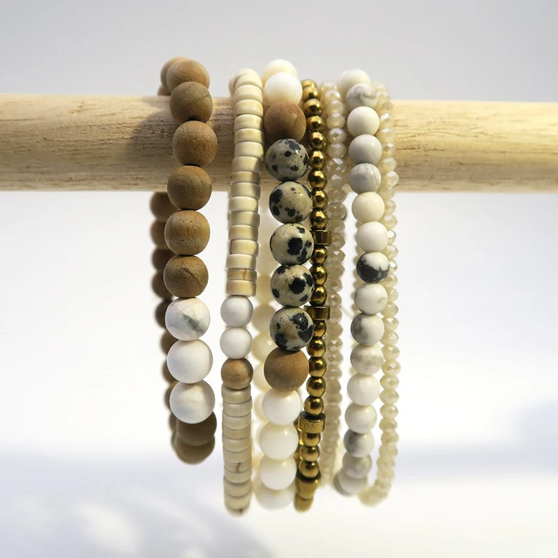 Env. 145 perles rondelles Heishi en Howlite teintée ivoire
