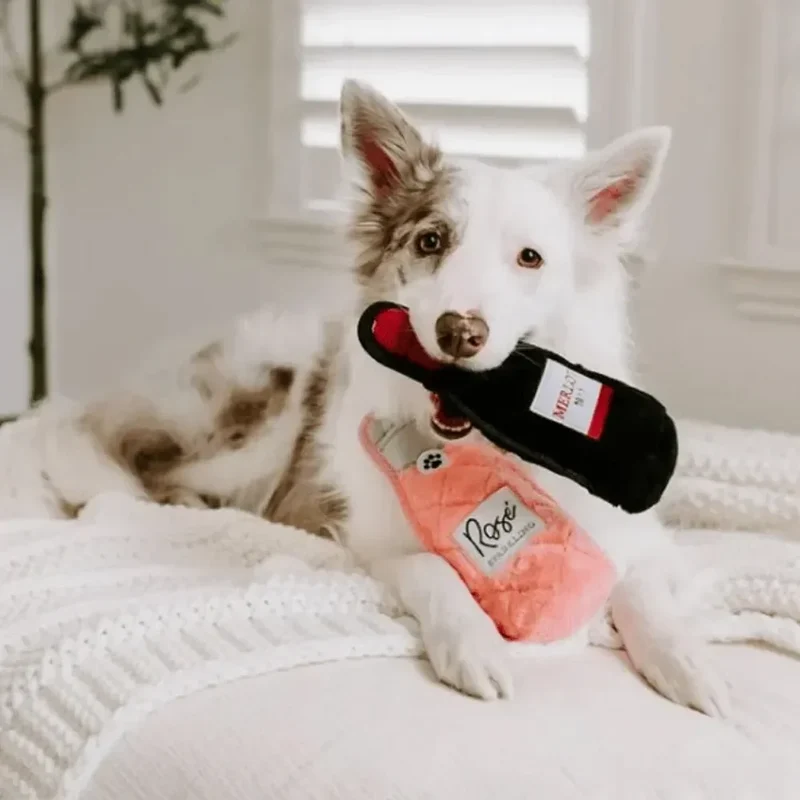 Peluche Merlot pour chien 🍷 – Happy Hour Crusherz – ZippyPaws