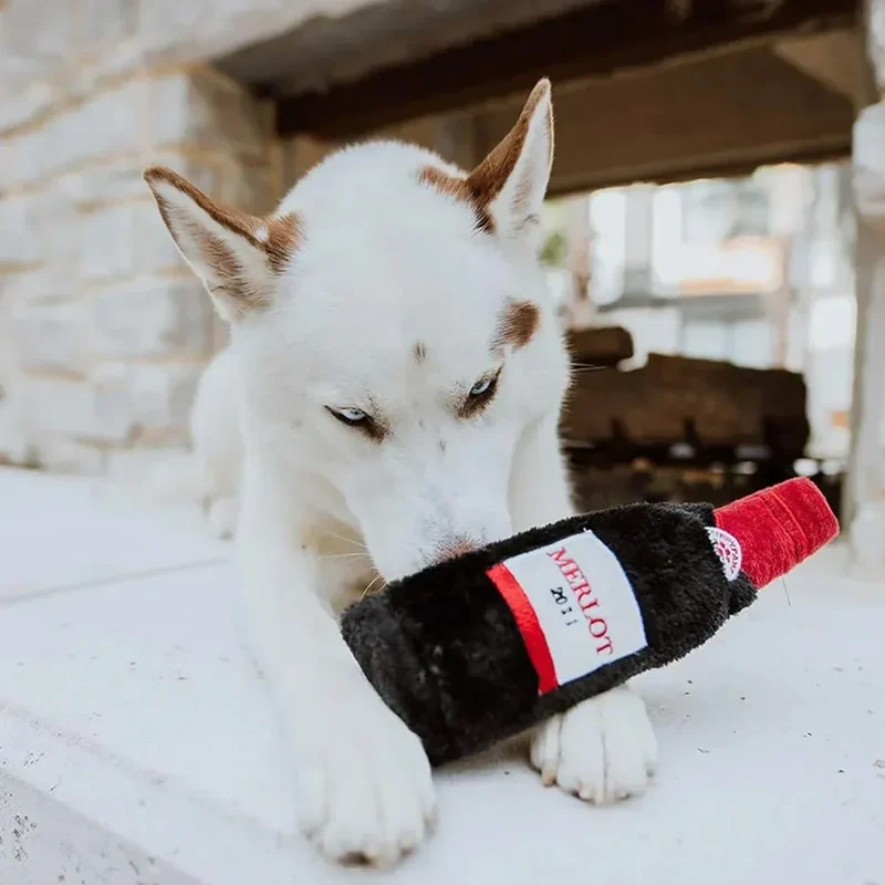 Peluche Merlot pour chien 🍷 – Happy Hour Crusherz – ZippyPaws