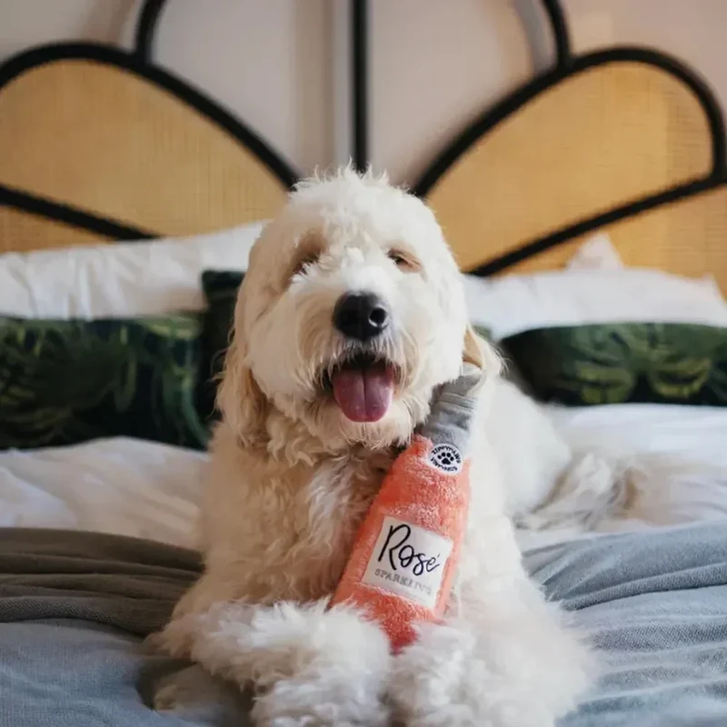 Peluche Rosé pour chien 🍷 – Happy Hour Crusherz – ZippyPaws
