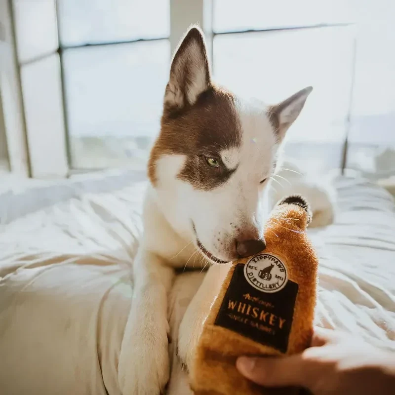 Peluche Whisky pour chien 🥃 – Happy Hour Crusherz – ZippyPaws