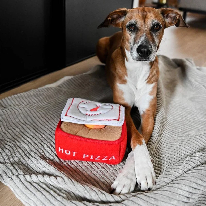 Peluche de flair Pizza Box 🍕 - Jouet d'occupation pour chien – ZippyPaws® Burrow™