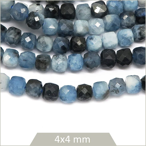Env. 90 perles cubes facettées en Aigue-Marine sombre, 4x4 mm env.