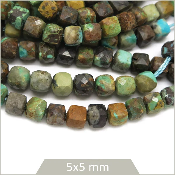 Env. 90 perles cubes facettées en Turquoise Africaine, 5x5 mm env.