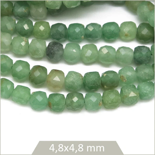 Env. 90 perles cubes facettées en Aventurine, 4x4 mm env.