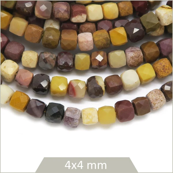 Env. 90 perles cubes facettées en Mookaïte, 4x4 mm env.