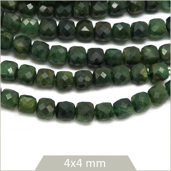 Env. 90 perles cubes facettées en Lépidolite verte, 4x4 mm env.