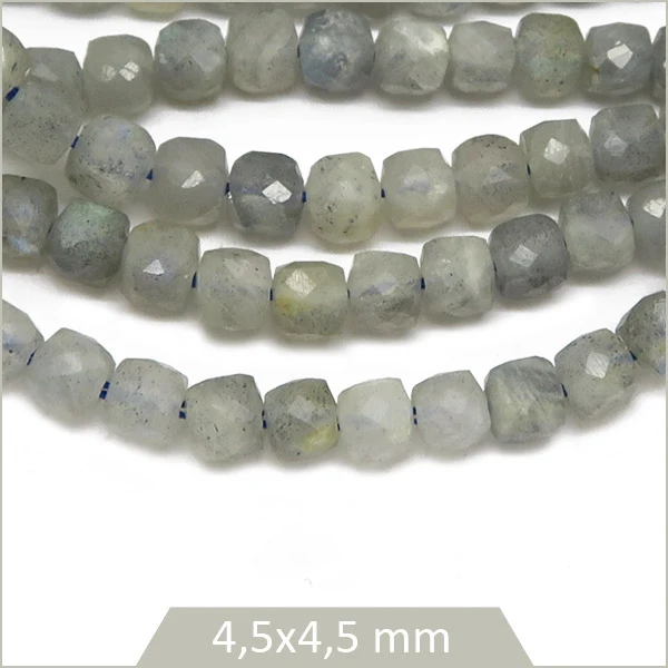 Env. 90 perles carrées facettées en Labradorite, 4x4 mm env.